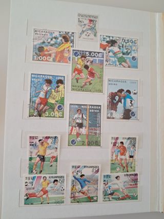 Album completo di 150 francobolli sport calcio