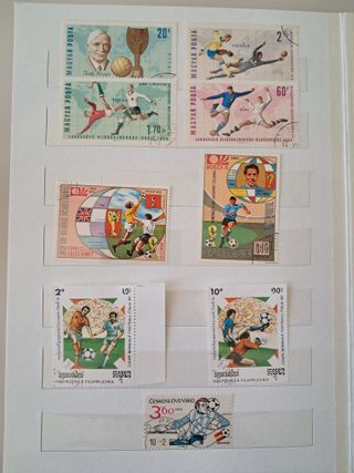 Album completo di 150 francobolli sport calcio