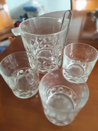 Cubitera de cristal y metal + tres vasos