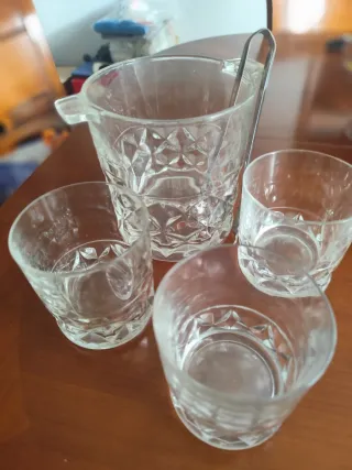 Cubitera de cristal y metal + tres vasos
