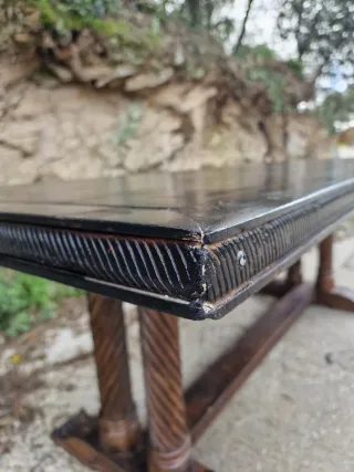 Mesa antigua de madera maciza con patas salomonica