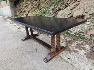 Mesa antigua de madera maciza con patas salomonica