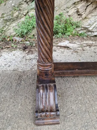 Mesa antigua de madera maciza con patas salomonica