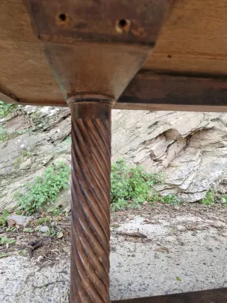 Mesa antigua de madera maciza con patas salomonica