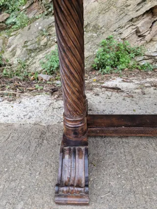 Mesa antigua de madera maciza con patas salomonica