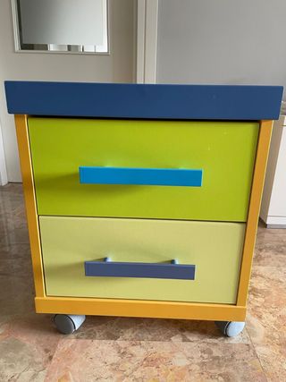 Cajonera de madera con ruedas