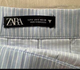 Falda plisada azul y blanca