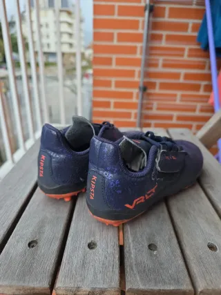 Botas de fútbol niño Kipsta talla 31