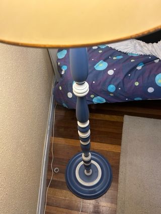 Lámpara de pie azul y blanco