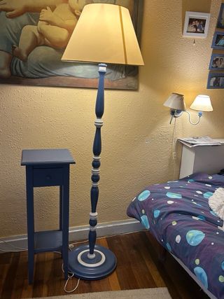 Lámpara de pie azul y blanco