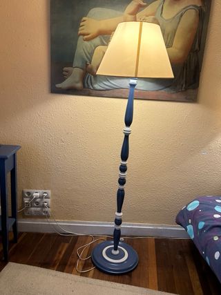 Lámpara de pie azul y blanco