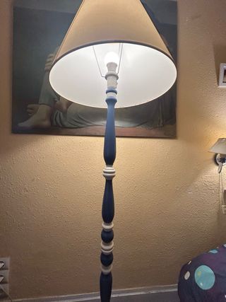 Lámpara de pie azul y blanco