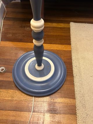 Lámpara de pie azul y blanco