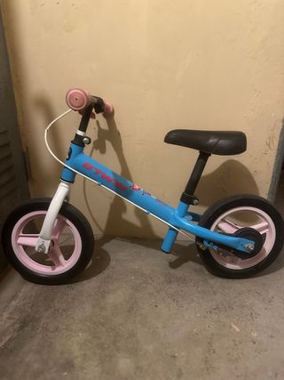 Bicicleta sin pedales azul y rosa