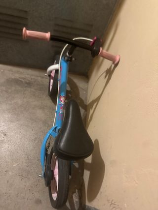 Bicicleta sin pedales azul y rosa