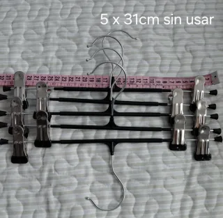 Lote perchas variadas madera, plástico y metal