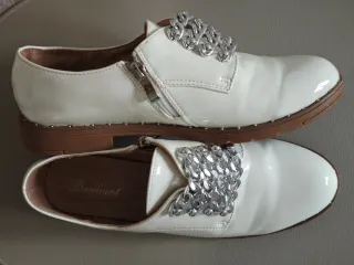 Zapatos blancos con cadena plateada