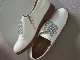 Zapatos blancos con cadena plateada