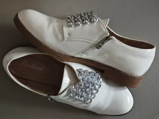 Zapatos blancos con cadena plateada