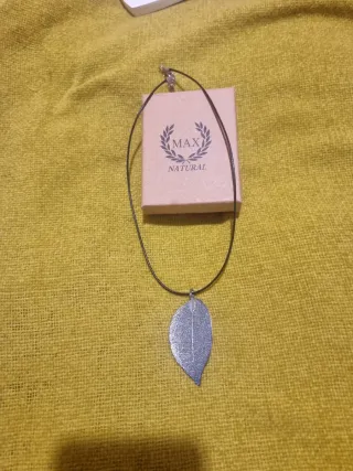 Collar hoja plateada