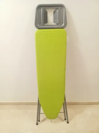 Tabla de planchar verde con soporte