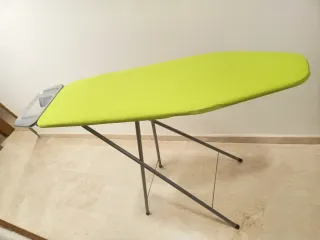 Tabla de planchar verde con soporte