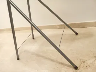 Tabla de planchar verde con soporte