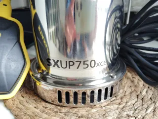 Bomba Sumergible Stanley 700W Agua Limpia