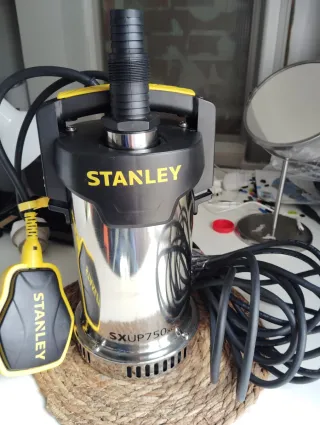 Bomba Sumergible Stanley 700W Agua Limpia