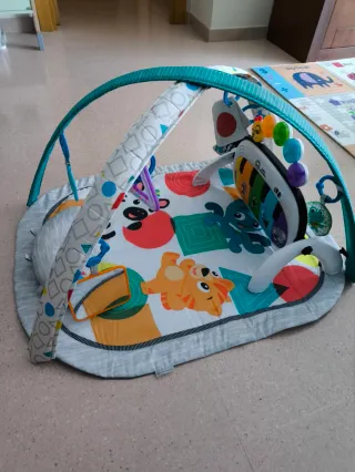 Gimnasio para bebé con piano