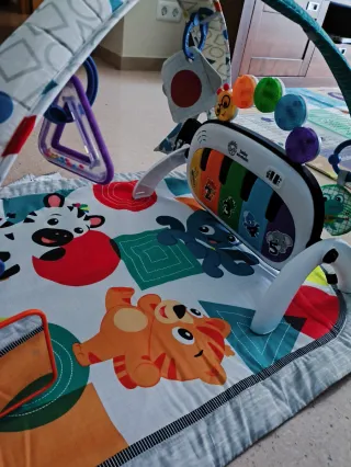 Gimnasio para bebé con piano