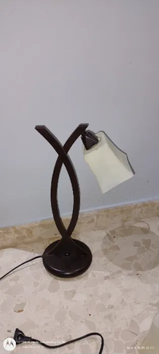 Lámpara de mesa diseño curvo