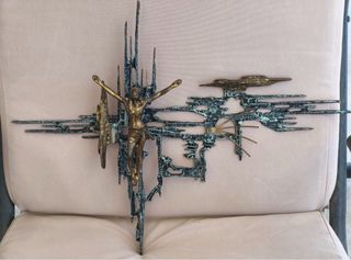 Cristo de bronce estilo Dalí