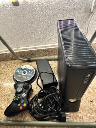Xbox 360 S Negra + Mando y Juegos