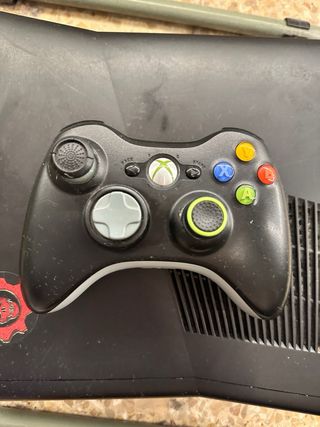 Xbox 360 S Negra + Mando y Juegos