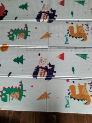 Alfombra acolchada infantil con diseño de dinosaur