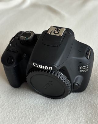 Canon EOS 1200D + Objetivo EF-S 18-55mm. NUEVO