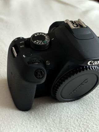 Canon EOS 1200D + Objetivo EF-S 18-55mm. NUEVO