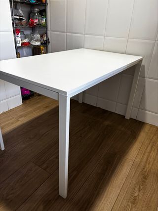 Mesa blanca de madera y metal
