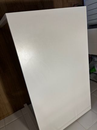 Mesa blanca de madera y metal