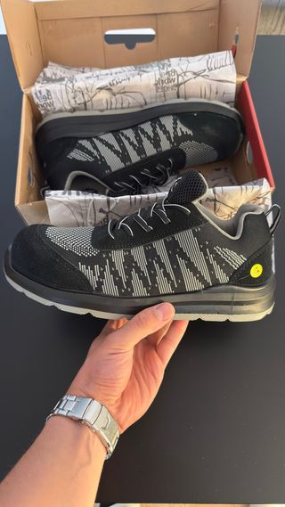 Zapatos de seguridad nuevos en caja