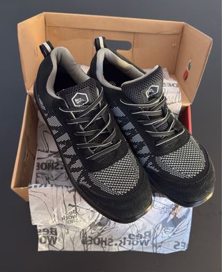 Zapatos de seguridad nuevos en caja