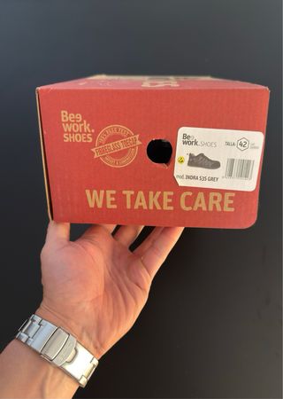 Zapatos de seguridad nuevos en caja