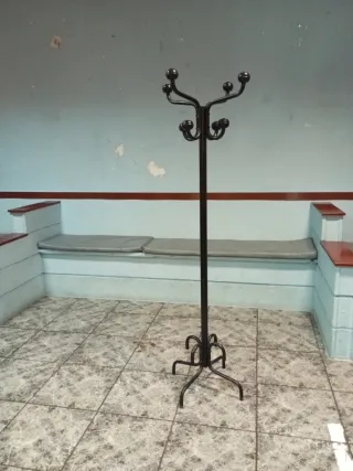 Perchero de pie metálico negro