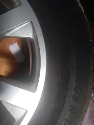 3 Ruedas y llantas de aleación plateadas no negoci