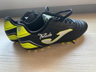Botas de fútbol Joma negras y amarillas