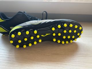 Botas de fútbol Joma negras y amarillas
