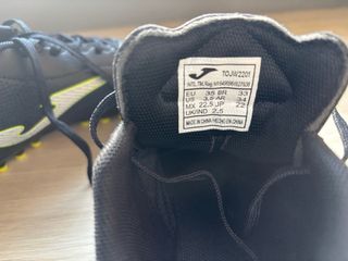 Botas de fútbol Joma negras y amarillas