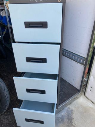 Cajonera metallica grigia con 4 cassetti