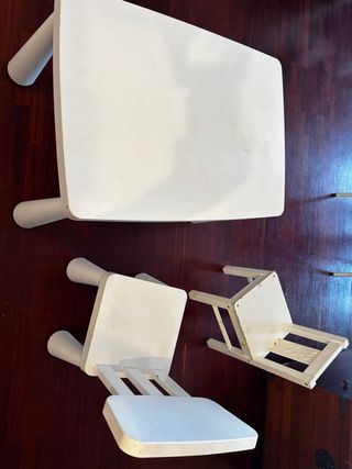 Mesa y 2 sillas infantiles blancas